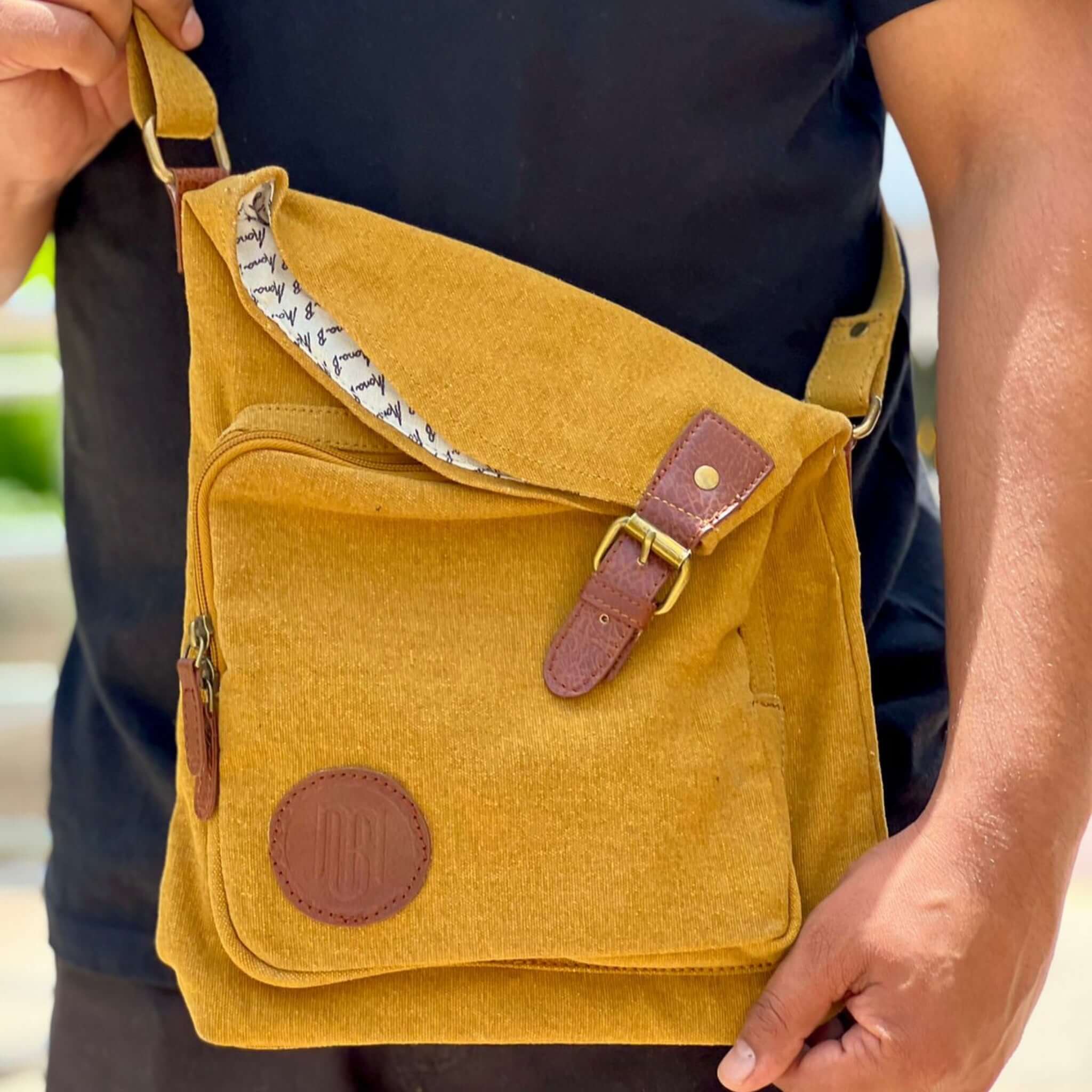 Mona B - Unisex Canvas Messenger Crossbody Bag: City Slicker