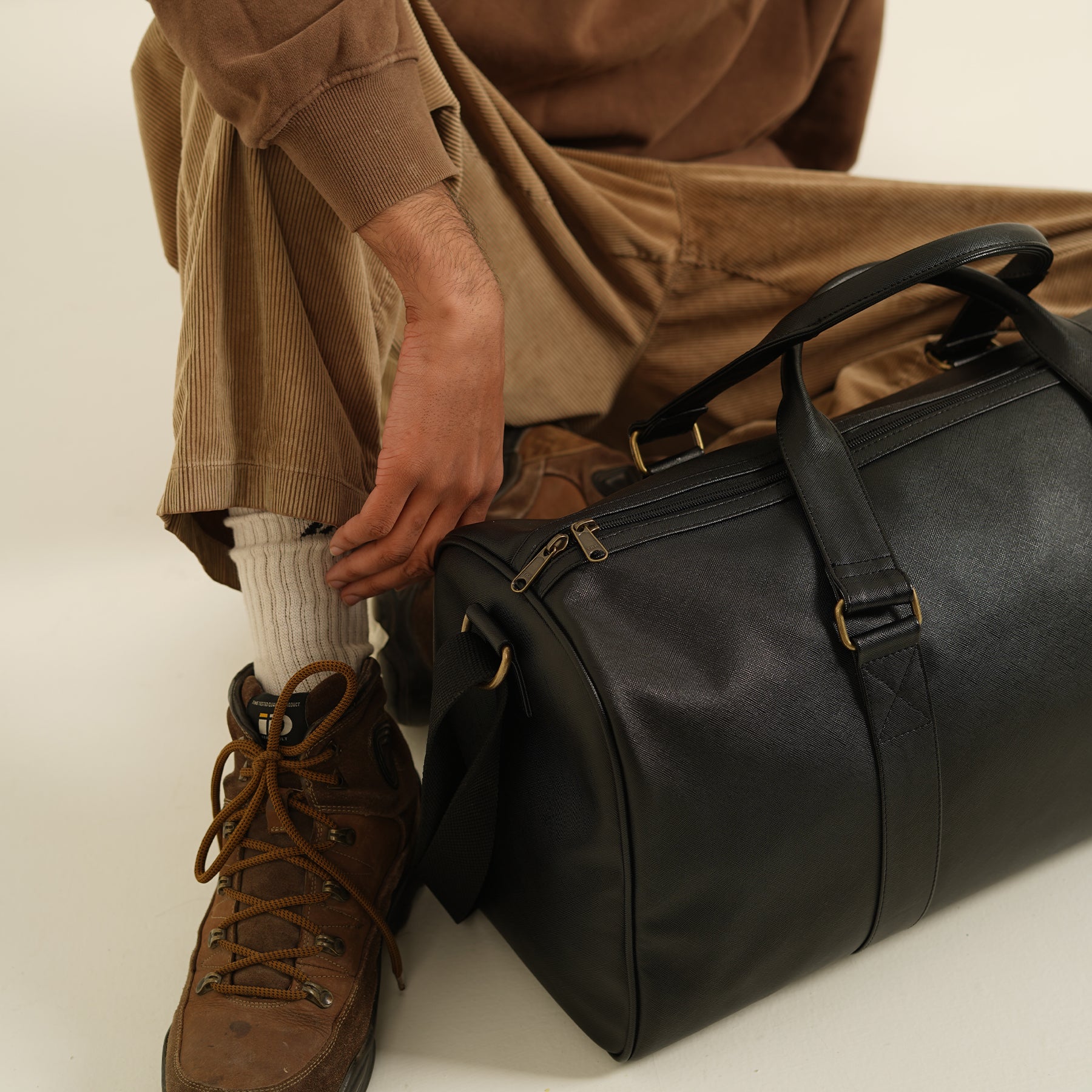 Miles Duffle Bag for Men & Women – Stylish, Spacious & Travel-Ready - Black